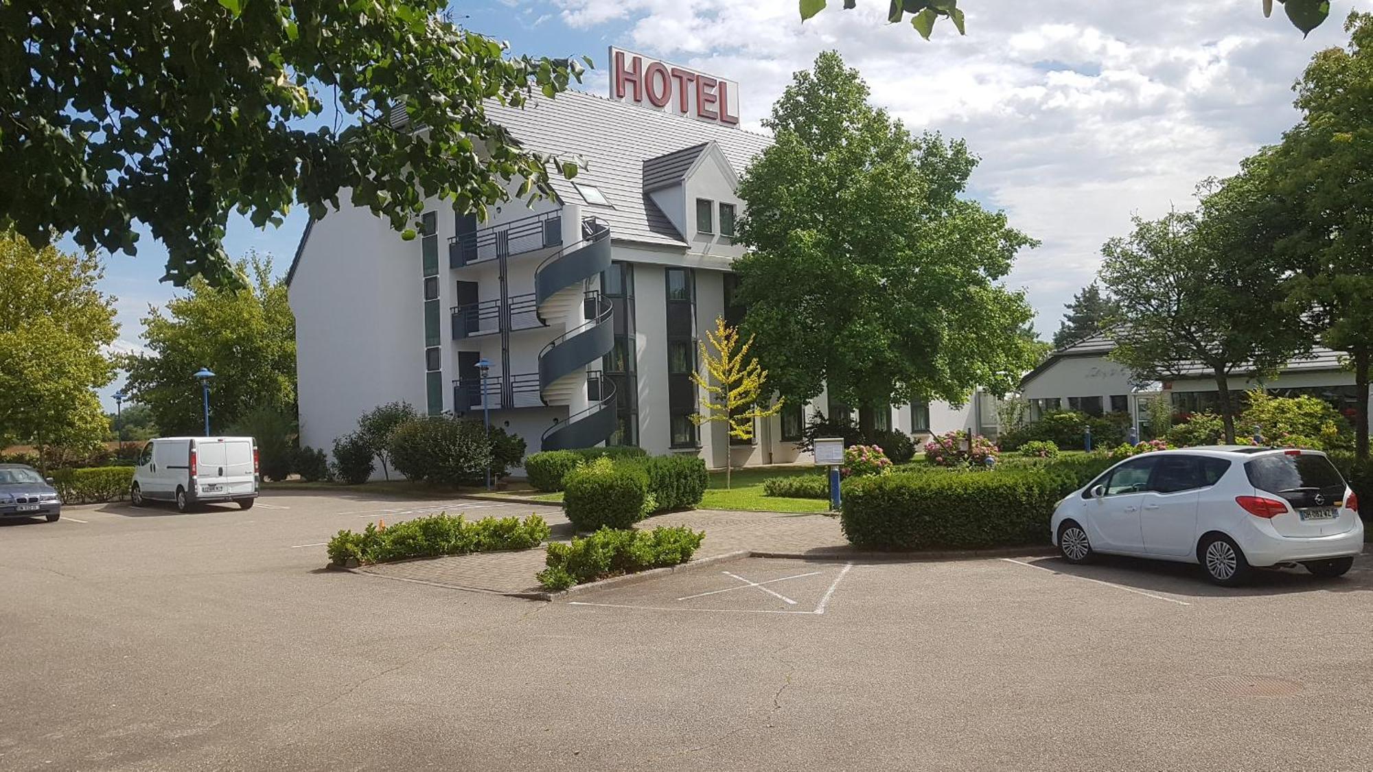 Hotel Restaurant La Tour Romaine - Haguenau - Strasbourg Nord Schweighouse-sur-Moder Exterior photo