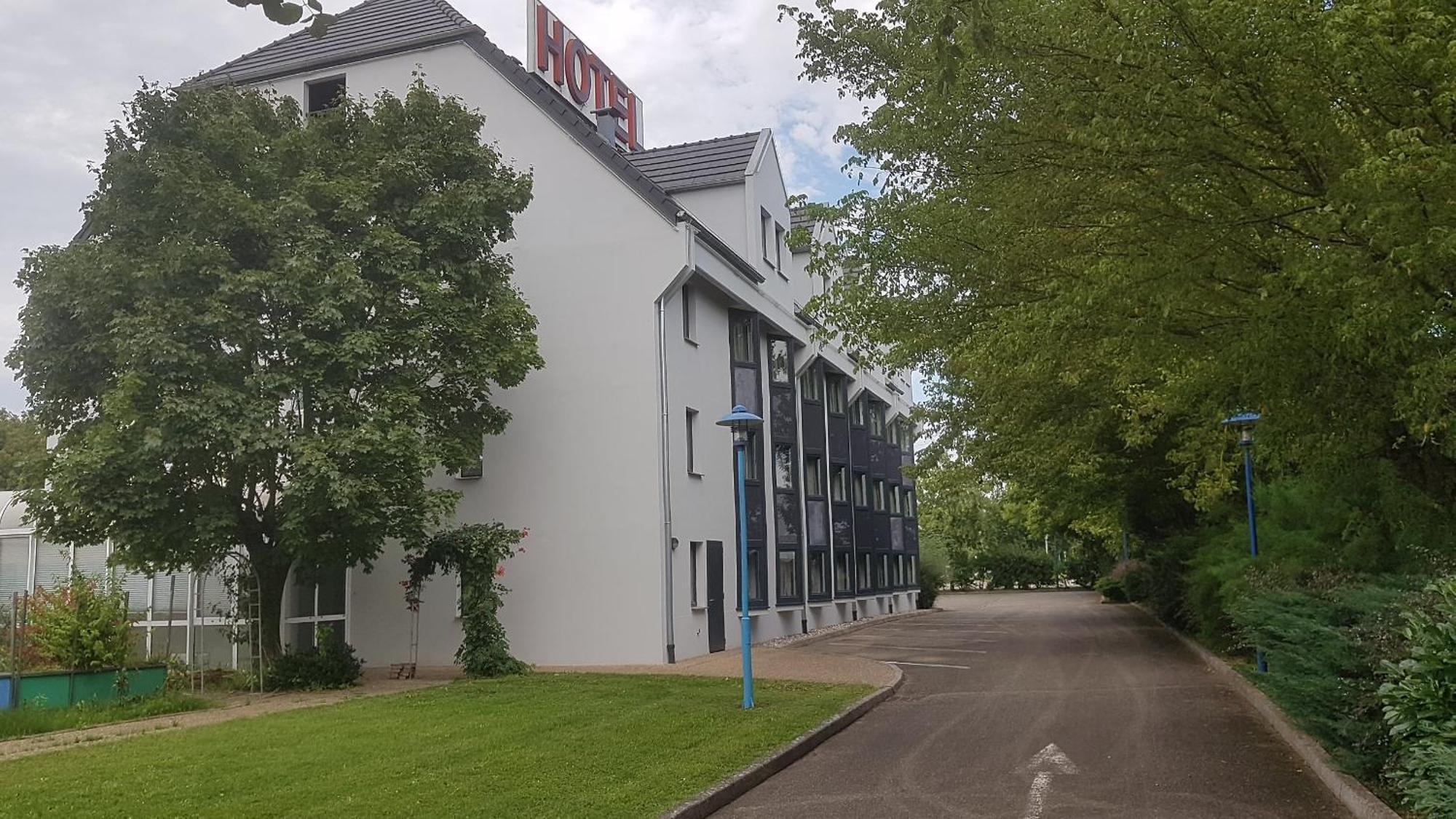 Hotel Restaurant La Tour Romaine - Haguenau - Strasbourg Nord Schweighouse-sur-Moder Exterior photo