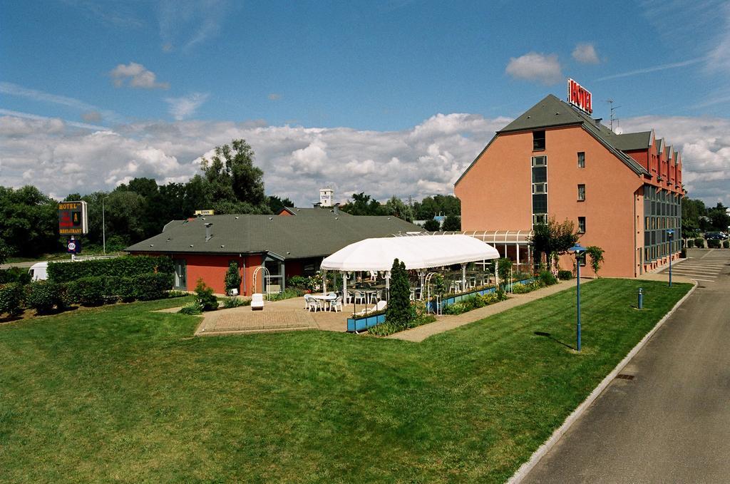 Hotel Restaurant La Tour Romaine - Haguenau - Strasbourg Nord Schweighouse-sur-Moder Exterior photo