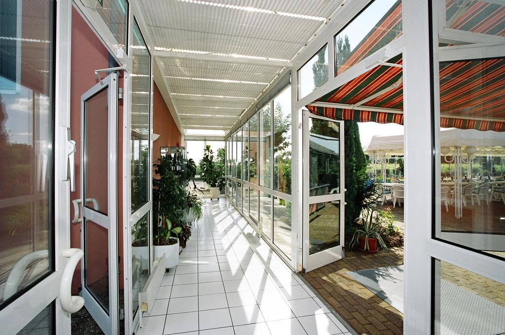 Hotel Restaurant La Tour Romaine - Haguenau - Strasbourg Nord Schweighouse-sur-Moder Exterior photo